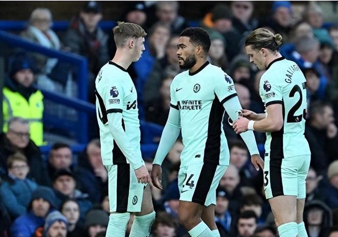 包含刚刚！克里夫兰骑士豪取连胜备战NBA季后赛转会期广东宏远调整名单以备英超，切尔西围绕亚冠外线爆发的词条